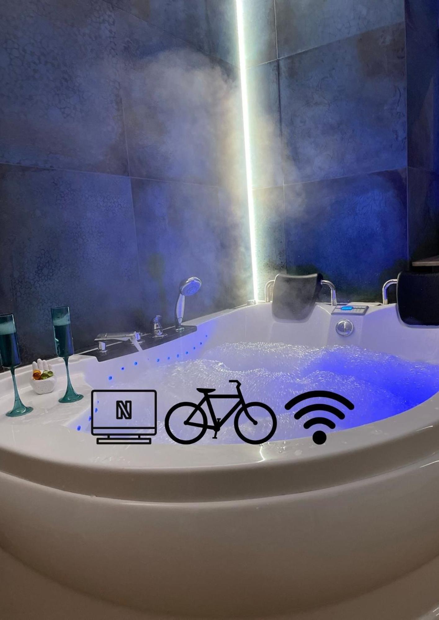 Jacuzzi & Bike Apartment, Krakow Luaran gambar